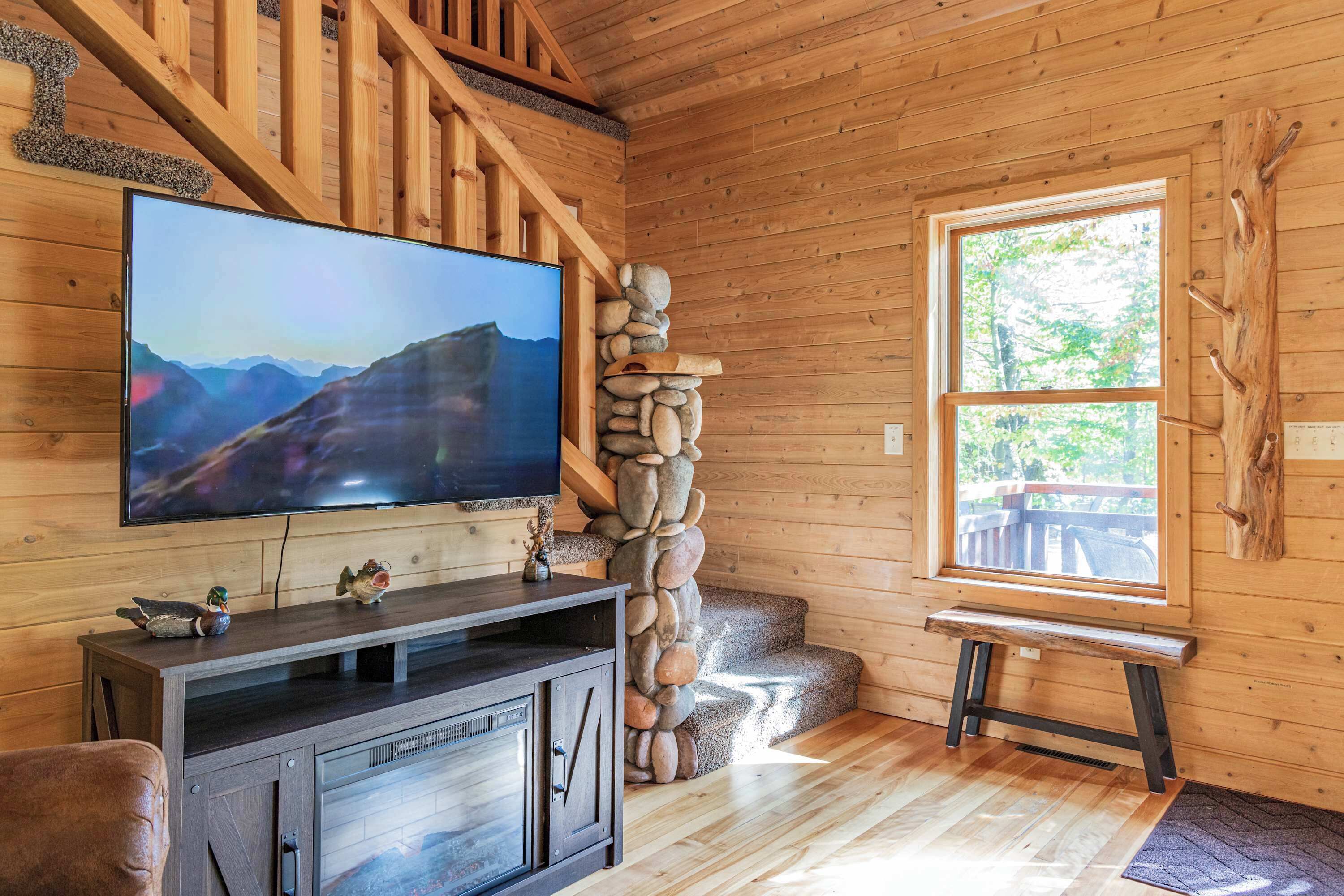 电视、壁炉、书、办公室