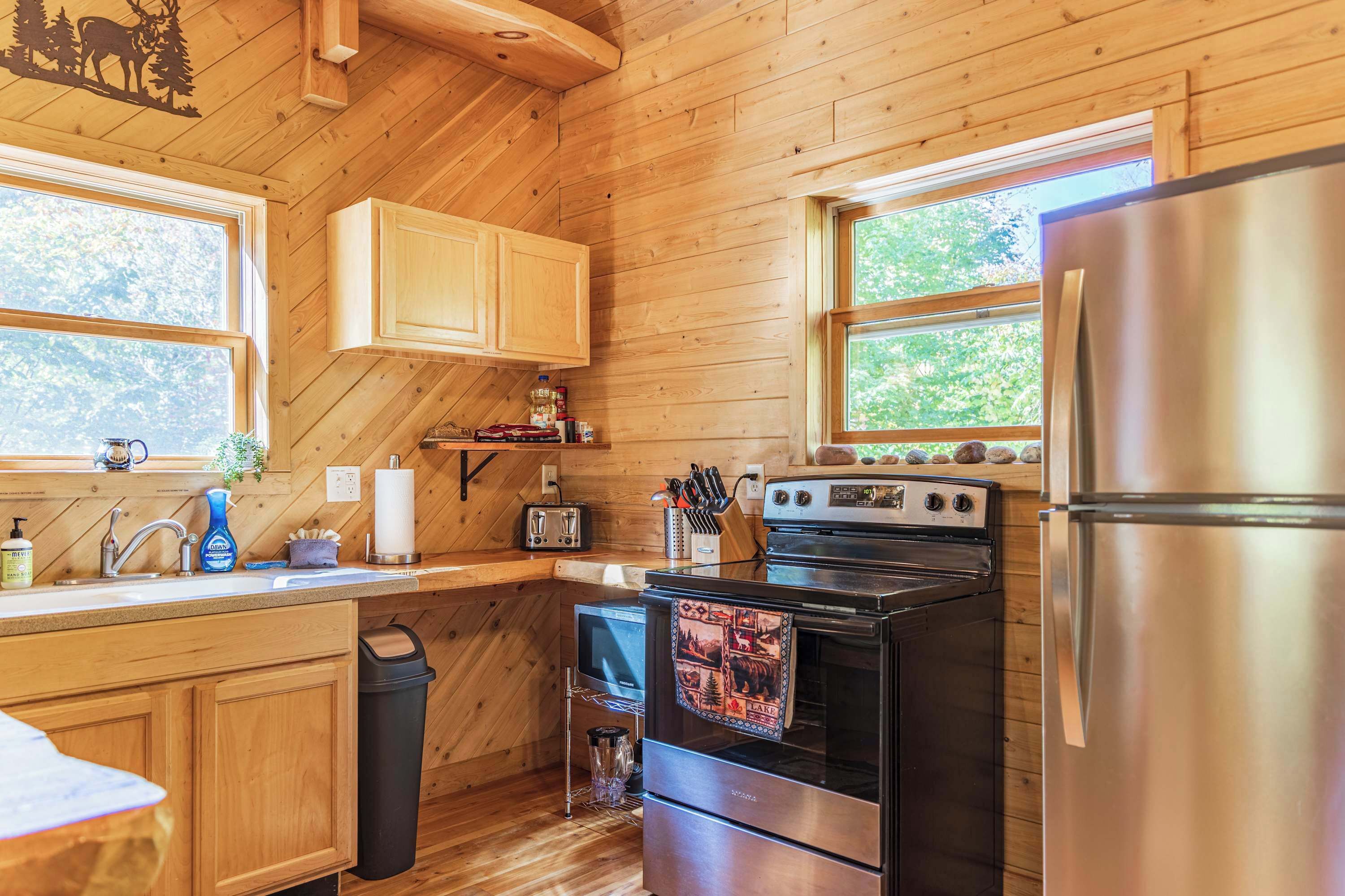 Jääkaappi, mikroaaltouuni, uuni, liesi