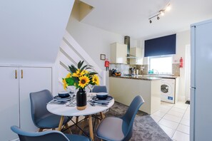 House, Patio | In-room dining