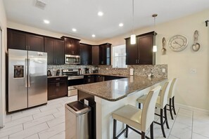 冷蔵庫、電子レンジ、オーブン、コンロ