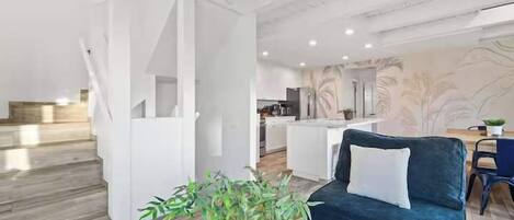 Een televisie en een kantoor