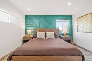 3 habitaciones, escritorio, tabla de planchar con plancha y wifi
