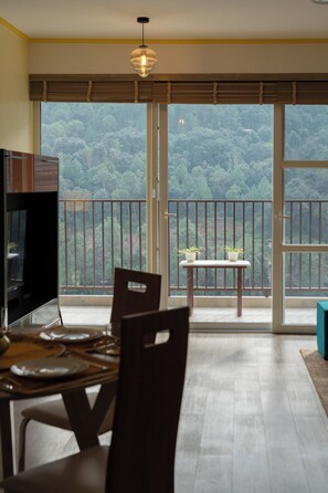 Luxe vierpersoonskamer, uitzicht op vallei | Uitzicht op de bergen