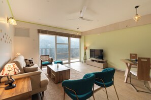 Appartement Standard, vue vallée | Coin séjour | Télévision LED de 32 pouces avec chaînes par câble