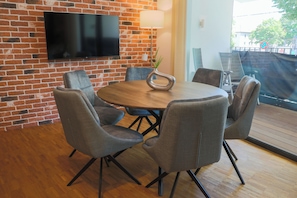 Dining - ART City-Studio 12 Kassel Fulda-Ufer, 3 bedrooms, terrace, balcony, up to 8 persons (Kassel)