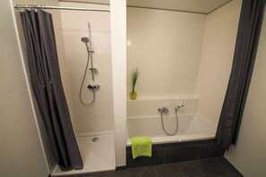 Shower, hair dryer, towels - ART City-Studio 12 Kassel Fulda-Ufer, 3 bedrooms, terrace, balcony, up to 8 persons (Kassel)