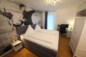 3 makuuhuonetta, työpöytä, ilmainen Wi-Fi, vuodevaatteet