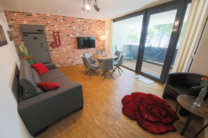 Smart TV, computer monitors - ART City-Studio 12 Kassel Fulda-Ufer, 3 bedrooms, terrace, balcony, up to 8 persons (Kassel)
