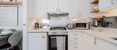 Geladeira, micro-ondas, fogão, cooktop