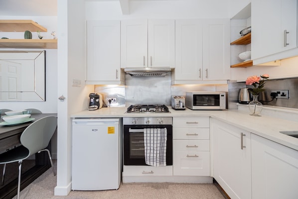 Refrigerador, microondas, horno, placa de cocina