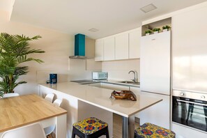 Geladeira, micro-ondas, fogão, cooktop