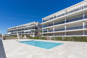 A modern hotel with a swimming pool, multiple balconies, and a clear blue sky. - Magna Vera, new, bright and family-friendly accommodation. (Vera playa)