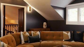 Een televisie en een open haard