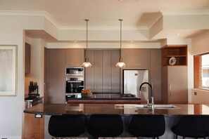 Een koelkast, een microgolfoven, een oven, een kookplaat