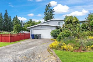 Exterior - Bellevue 3BR Retreat, Walk to Trails & Near Lake (Bellevue)