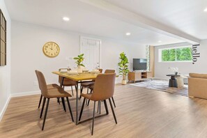 Dining - Bellevue 3BR Retreat, Walk to Trails & Near Lake (Bellevue)
