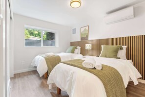 3 bedrooms, iron/ironing board, WiFi, bed sheets - Bellevue 3BR Retreat, Walk to Trails & Near Lake (Bellevue)