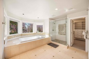 Shower, hair dryer, towels - Grand Bellevue DT Villa 5,010 sqft, near BV Square (Bellevue)