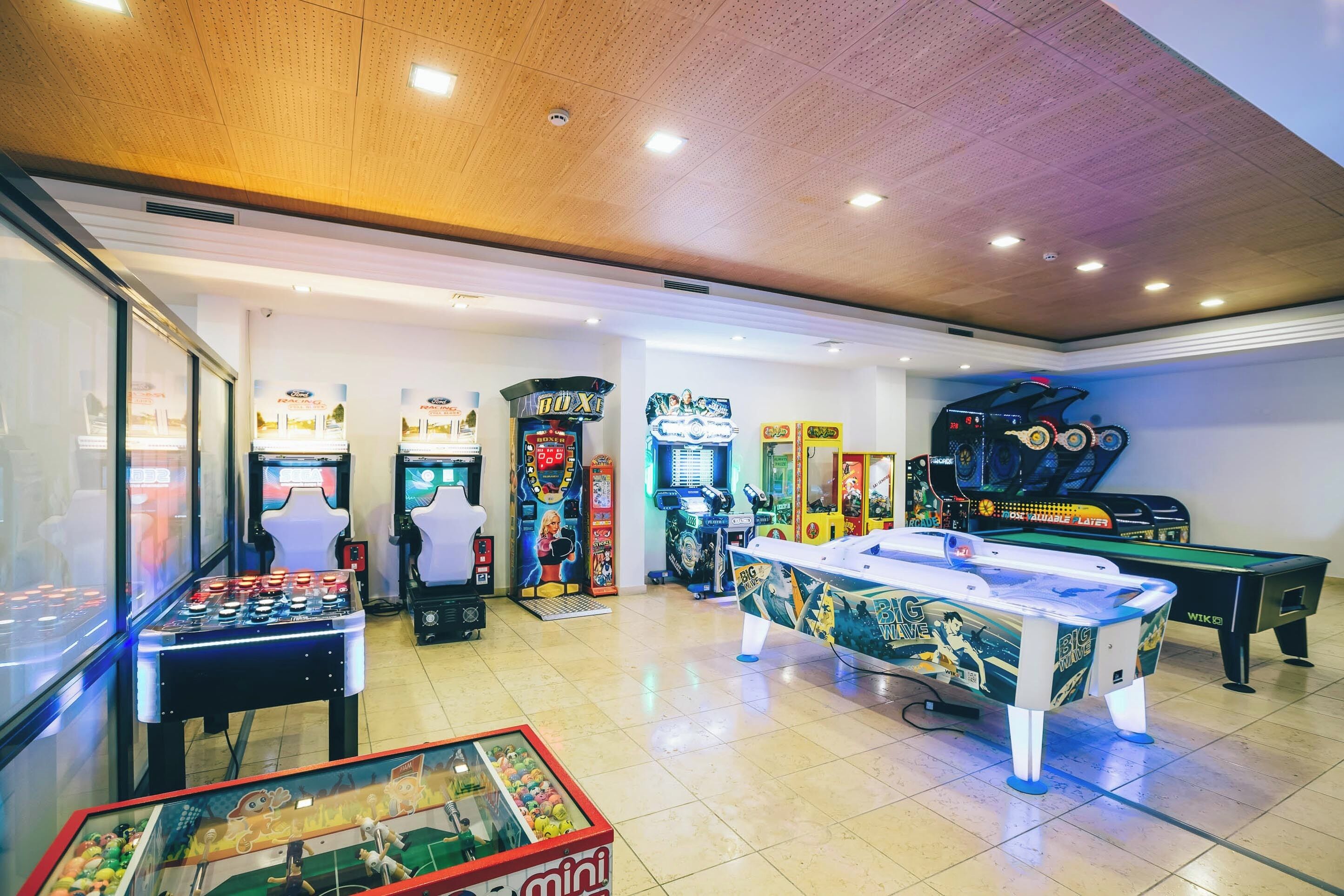 Ein Raum mit Billardtisch, Kicker und verschiedenen Spielautomaten.