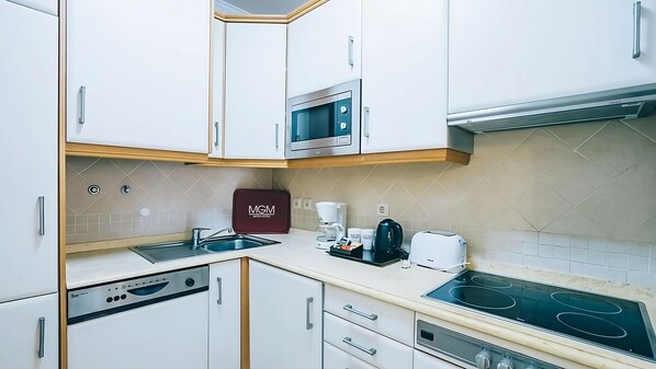 Fridge, coffee/tea maker