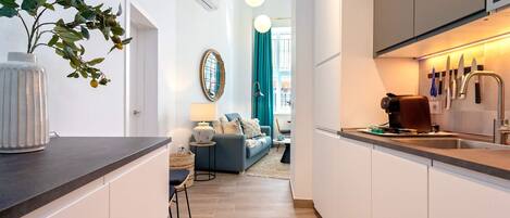 Appartement (1 Bedroom) | Cuisine privée | Réfrigérateur, four à micro-ondes, un four, surface de cuisson