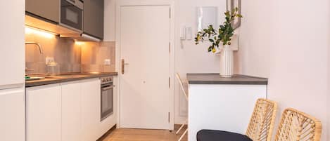 Refrigerador, microondas, horno, placa de cocina