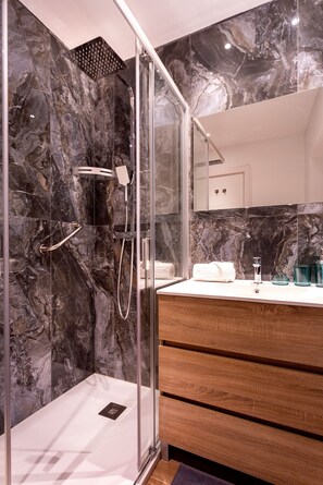 Apartment (1 Bedroom) | Bathroom | Shower, free toiletries, hair dryer, towels