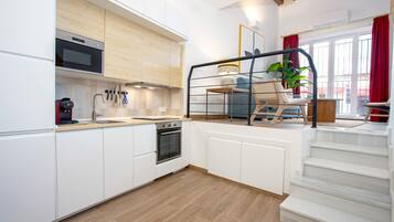 Apartment (1 Bedroom) | Private kitchen | Full-size fridge, microwave, oven, stovetop