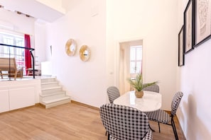 Apartment (1 Bedroom) | In-room dining