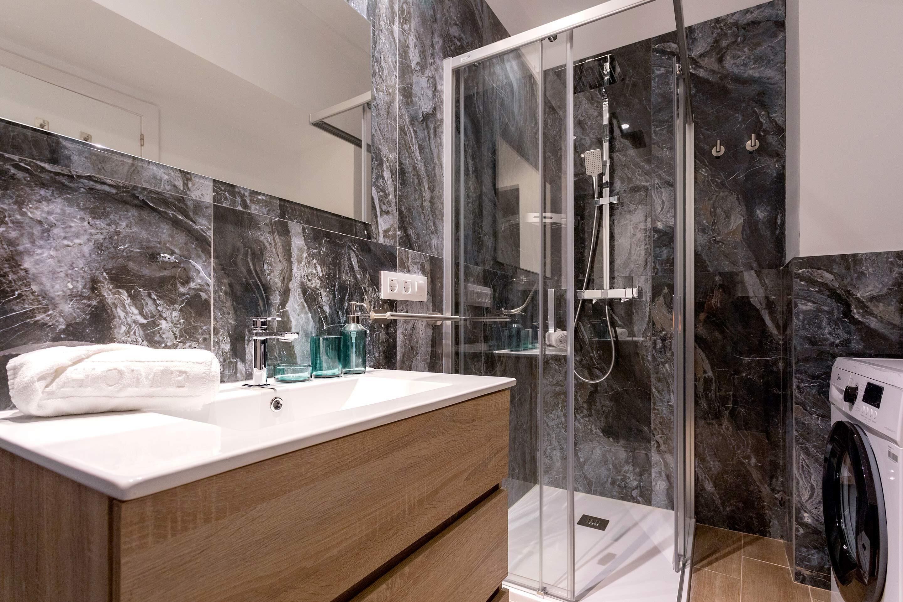 Appartement (1 Bedroom) | Badkamer | Een douche, gratis toiletartikelen, een haardroger, handdoeken