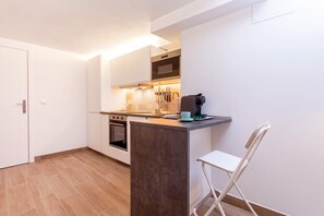 Departamento (1 Bedroom) | Cocina privada | Refrigerador con congelador, microondas, horno y parrilla de estufa 
