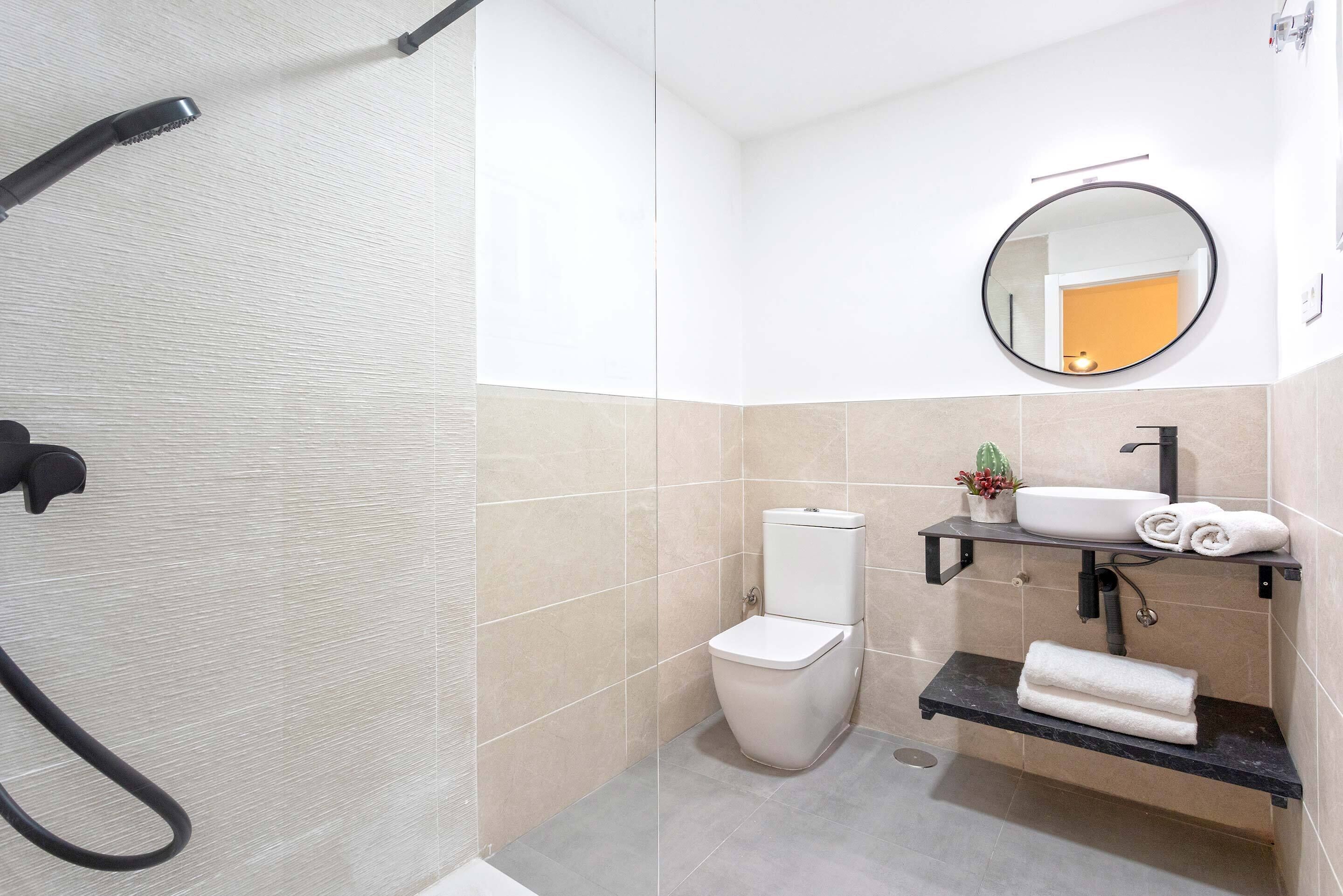 Apartament (4 Bedrooms) | Bany | Dutxa 