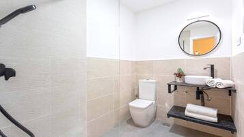 Apartment (4 Bedrooms) | Bathroom | Shower