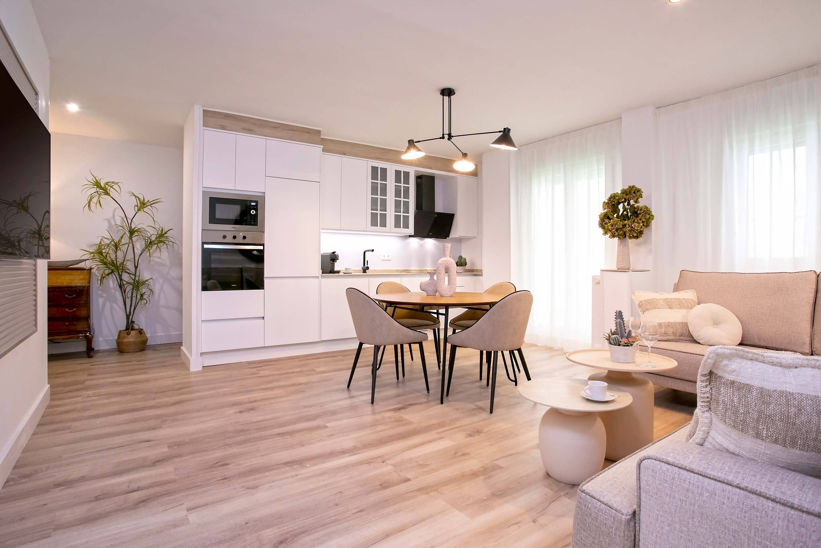 Appartement (4 Bedrooms) | Cuisine privée | Réfrigérateur, micro-ondes, four, plaque de cuisson