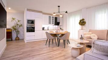 Appartement (4 Bedrooms) | Cuisine privée | Réfrigérateur, micro-ondes, four, plaque de cuisson