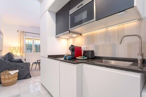 Apartment (1 Bedroom) | Private kitchen | Full-size fridge, microwave, stovetop, dishwasher - Cozy Apartment in Sevilla Center. Baños IV (Seville)