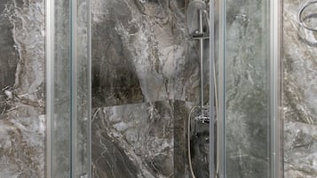 Apartment (1 Bedroom) | Badezimmer | Dusche, kostenlose Toilettenartikel, Haartrockner, Handtücher