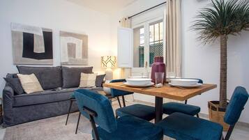 Apartment (1 Bedroom) | Essbereich im Zimmer