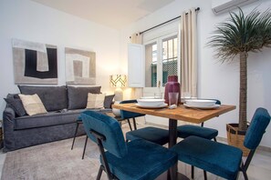Apartment (1 Bedroom) | In-room dining - Cozy Apartment in Sevilla Center. Baños IV (Seville)