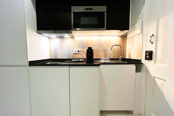 Apartemen (1 Bedroom) | Dapur pribadi | Lemari es, microwave, mesin pencuci piring, dan kursi makan untuk bayi