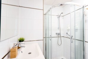 Apartment (2 Bedrooms) | Badezimmer | Dusche, kostenlose Toilettenartikel, Haartrockner, Handtücher