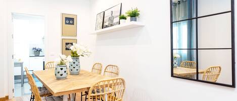 Huoneisto (2 Bedrooms) | Ruokailu omassa huoneessa