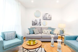 Apartment (2 Bedrooms) | Wohnbereich | Fernseher