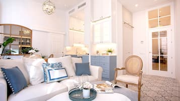 Apartamento (2 Bedrooms) | Área de estar | Smart TV 52 polegadas com canais digitais