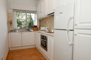 Fridge, microwave, oven, coffee/tea maker