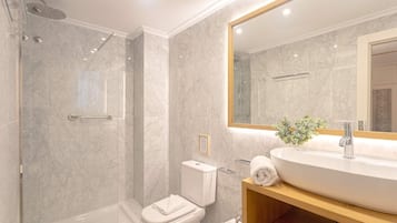 Apartment (3 Bedrooms) | Bathroom | Shower, free toiletries, hair dryer, towels