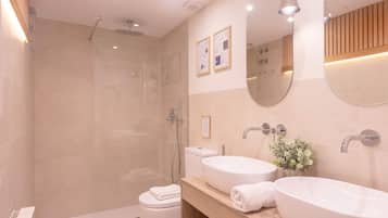 Apartment (3 Bedrooms) | Bathroom | Shower, free toiletries, hair dryer, towels