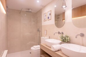 Apartment (3 Bedrooms) | Bathroom | Shower, free toiletries, hair dryer, towels
