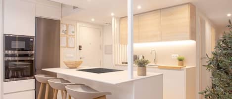 아파트 (3 Bedrooms) | 전용 주방 | 냉장고, 전자레인지, 오븐, 쿡탑