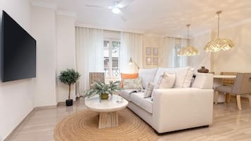 Apartment (3 Bedrooms) | Living area